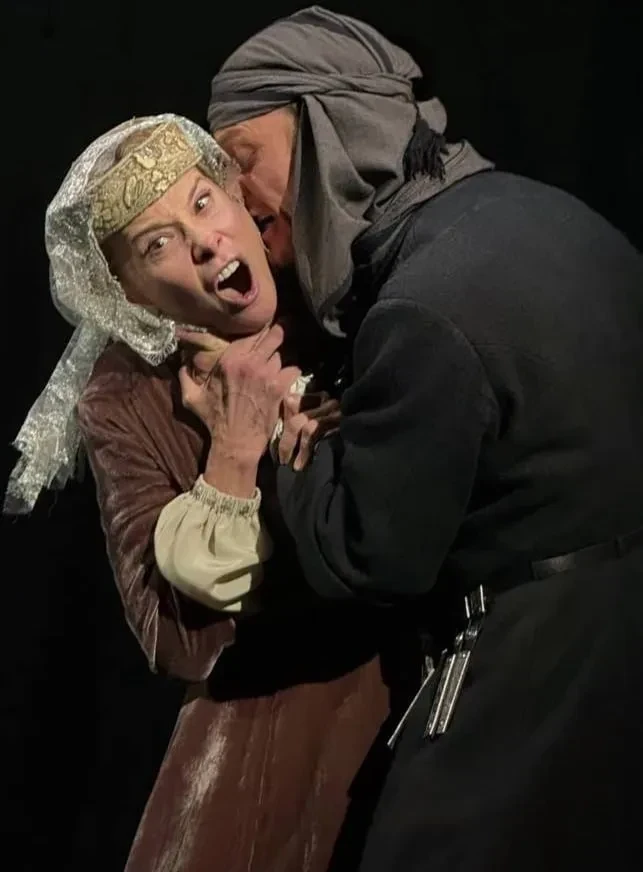 "Пришлось уйти через полчаса". В сети обсуждают игру Юлии Высоцкой в спектакле её мужа Андрея Кончаловского и его реакцию из зала