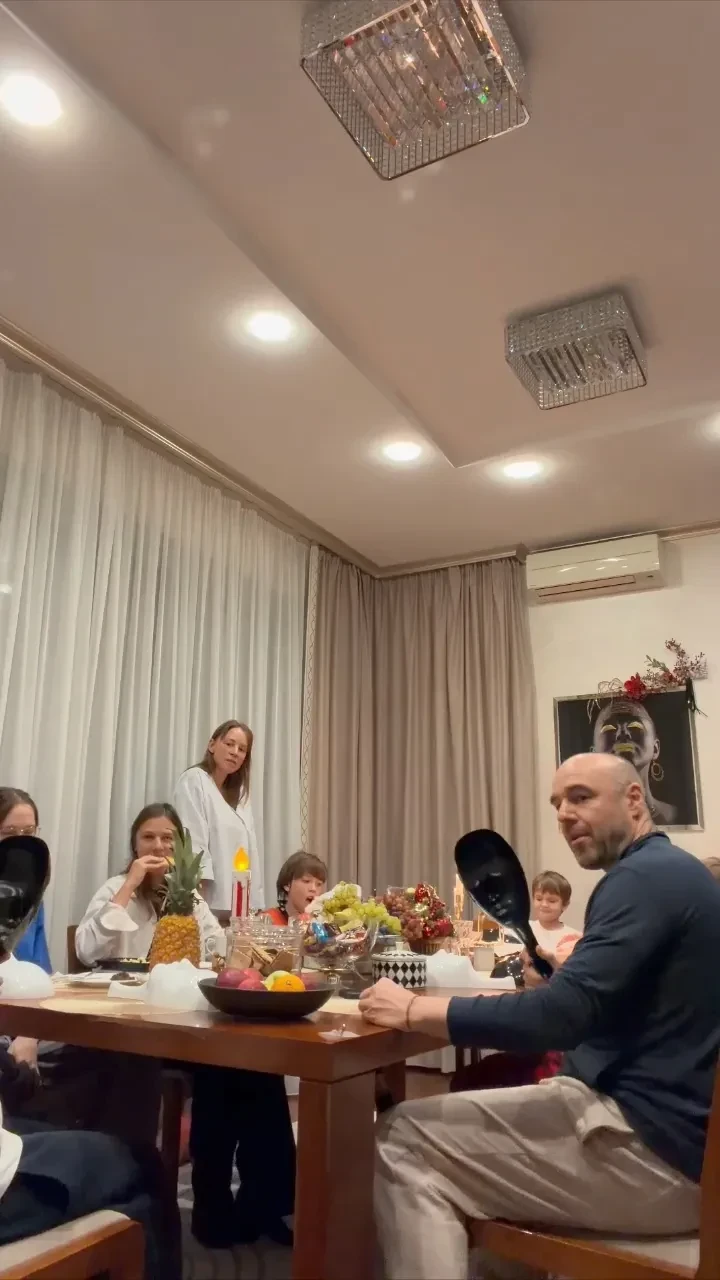 Посиделки за игрой в "Мафию": Полина Диброва и Роман Товстик проводят время вместе с детьми от прошлых браков