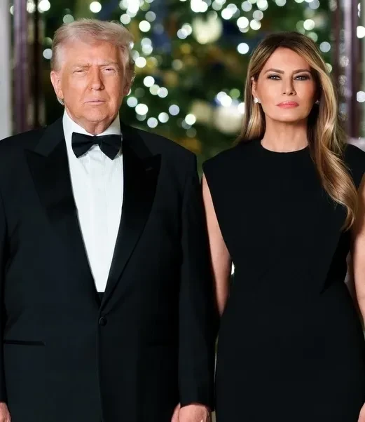 Дональда и Меланию Трамп раскритиковали за "депрессивную" рождественскую открытку