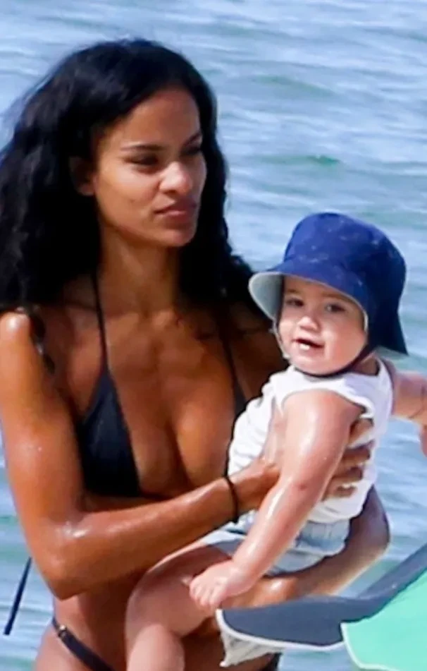 Венсан Кассель и Нара Баптиста перестали скрывать лицо годовалого сына