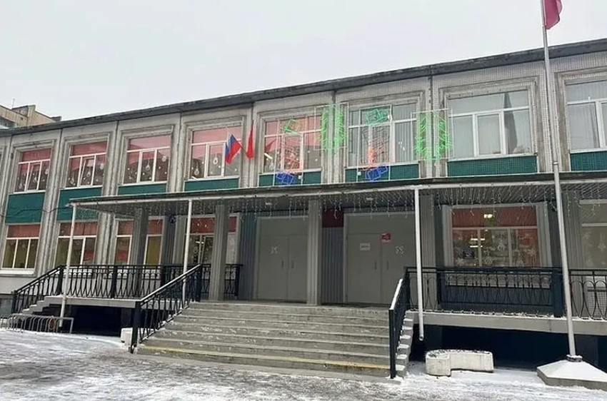 Пропустившая ученика с ножом в петербургскую школу сотрудница ЧОП признала вину