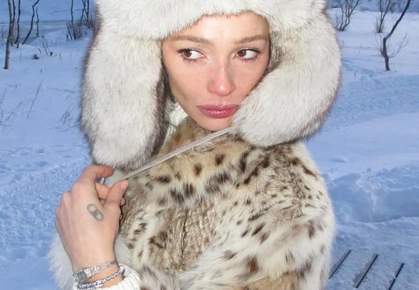 Меховая шапка, валенки и бриллианты: Настя Ивлеева снялась в "зимней" фотосессии