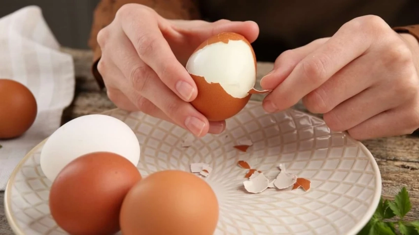 Трюк легендарного шеф-повара: как легко почистить вареные яйца