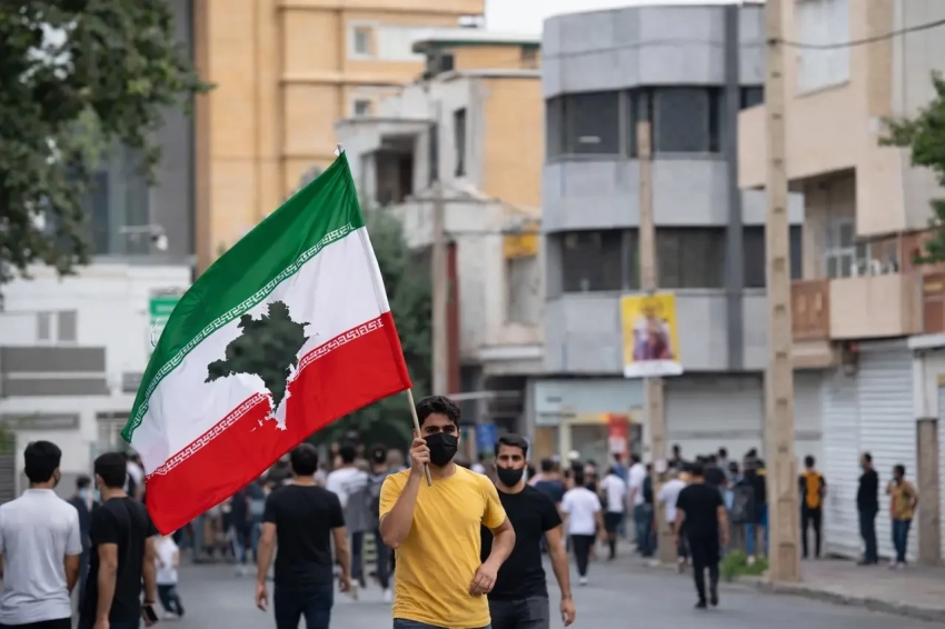 В иранских городах ночью усилились столкновения протестующих с полицией