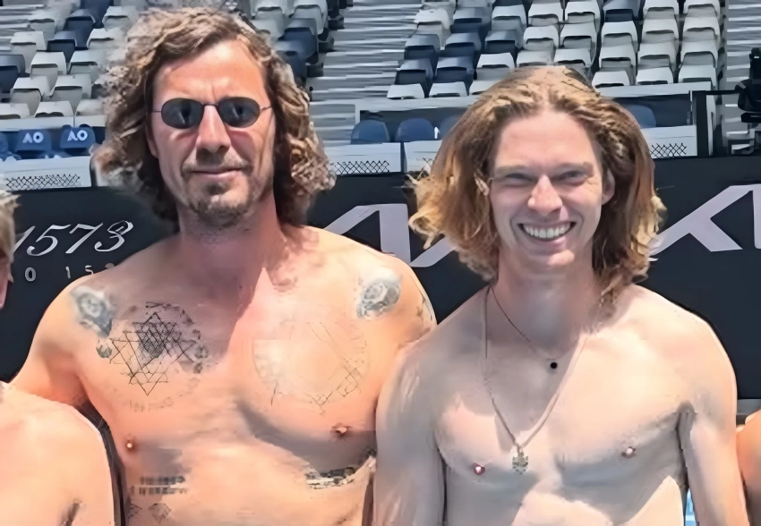 Андрей Рублёв и Марат Сафин снялись на корте с голым торсом