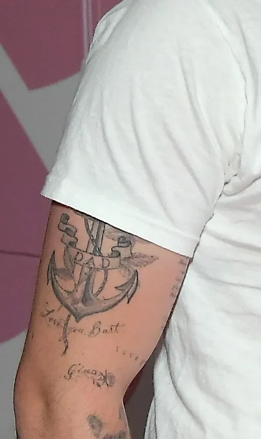 Старший сын Дэвида и Виктории Бекхэм удалил татуировку в честь отца на фоне конфликта с семьёй